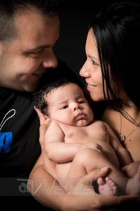 famiglia con neonato sveglio