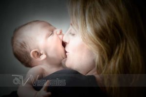 neonato morde il naso della mamma