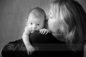 ritratto di neonato poggiato sulla spalla della mamma